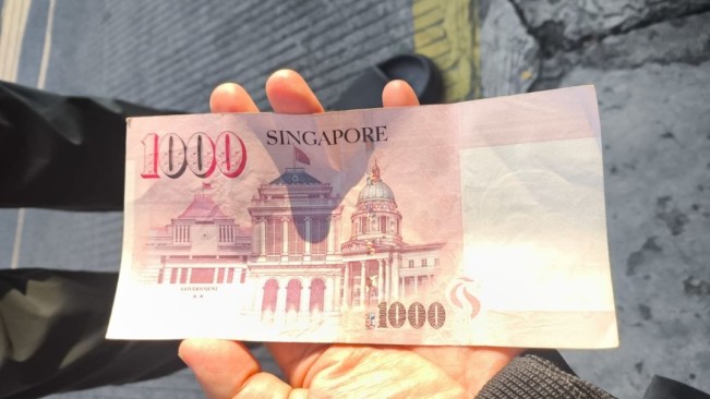 Uang pecahan dolar Singapura yang disebar warga di rumah Ahmad Sahroni. [Ist]